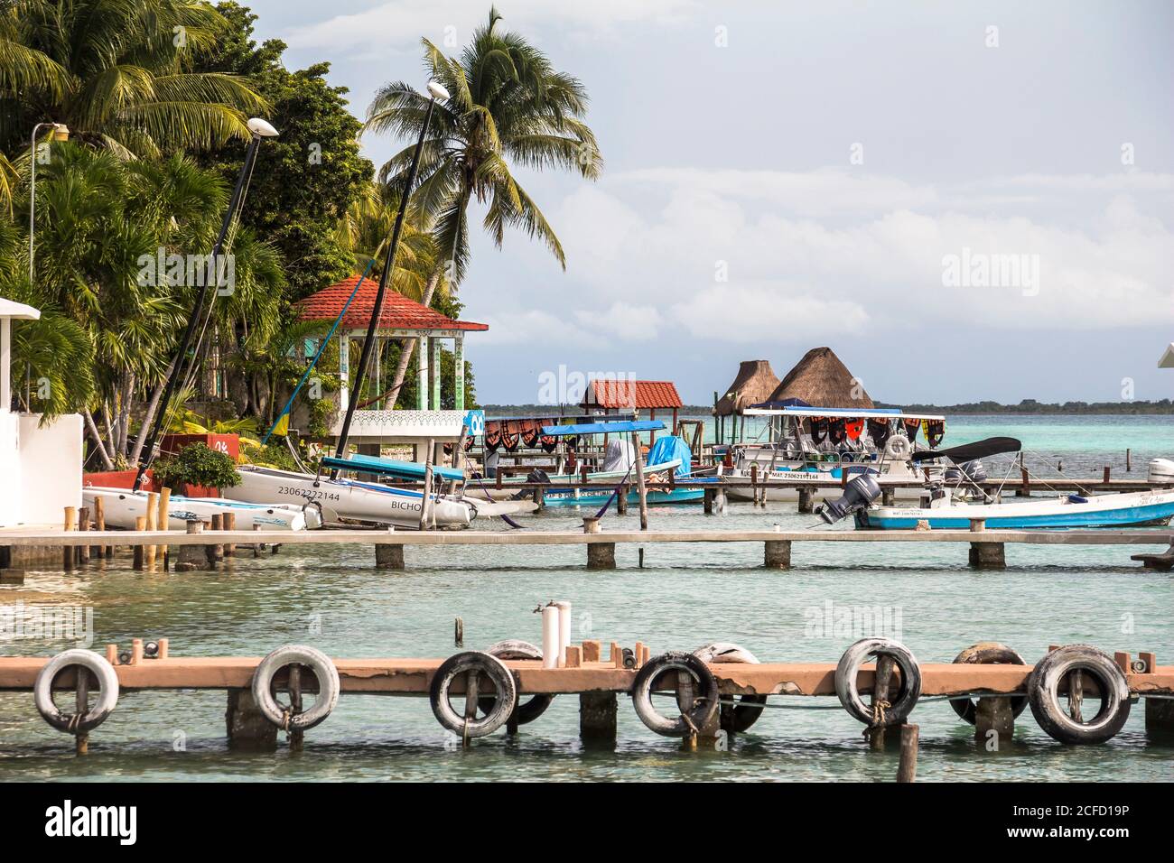 Blick über Fußgängerbrücken am Ufer der Bacalar Lagune, Quintana Roo, Yucatan Peninsula, Mexiko Stockfoto