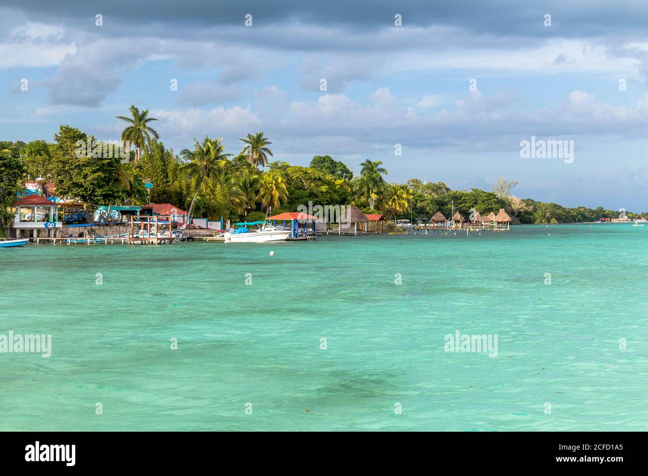 Blick auf das Ufer der Lagune von 7 Farben in Bacalar, Quintana Roo, Yucatan Peninsula, Mexiko Stockfoto