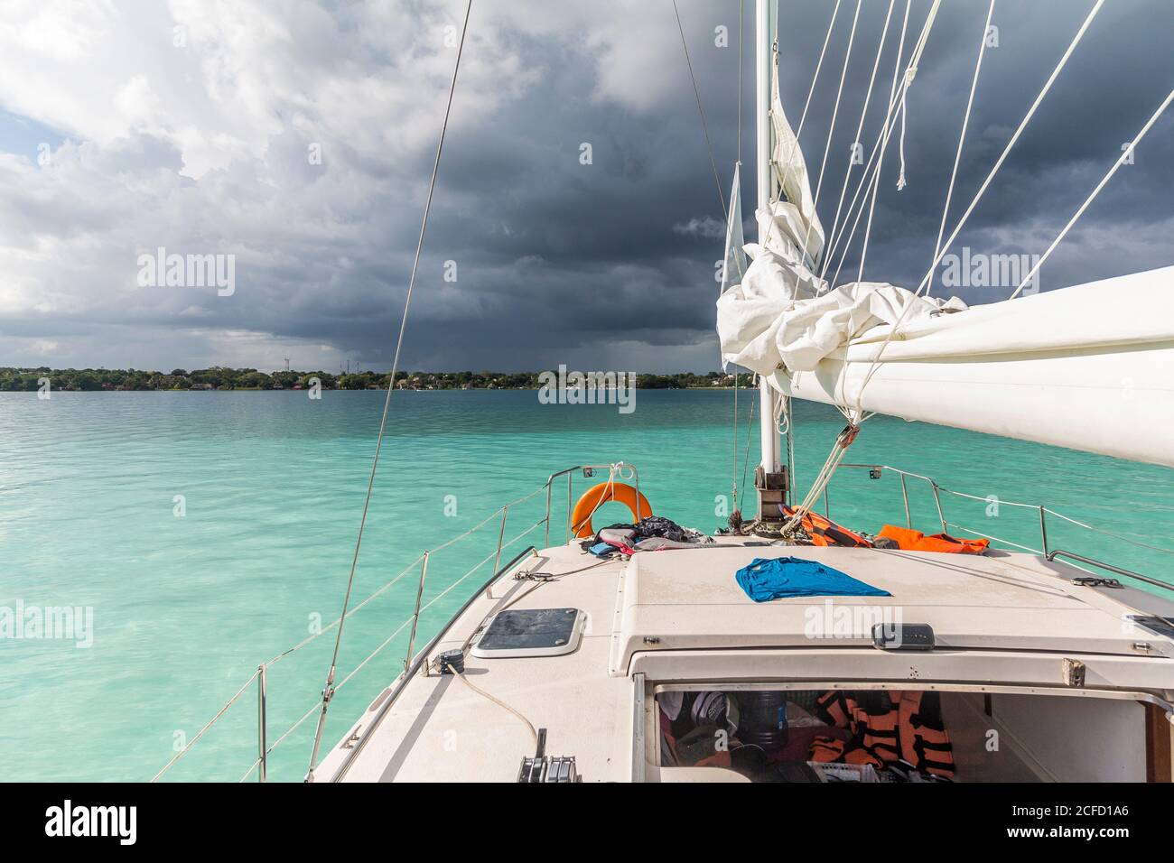 Segelboot bei schlechtem Wetter auf der Bacalar Lagune, Quintana Roo, Yucatan Halbinsel, Mexiko Stockfoto