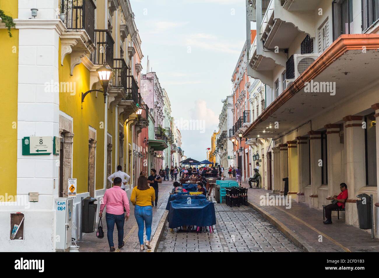 Blick durch die Straße mit kolonialen Gebäuden, Campeche, Yucatan Peninsula, Mexiko Stockfoto