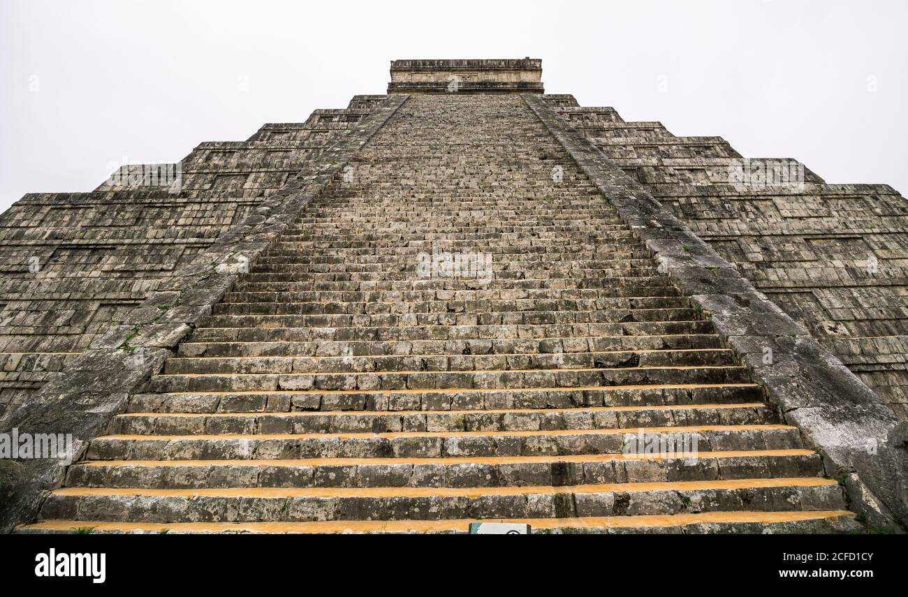 Pyramide von Kukulcan - größter Maya-Tempel auf der Seite von 'Chichen Itza', Yucatan Halbinsel, Mexiko Stockfoto