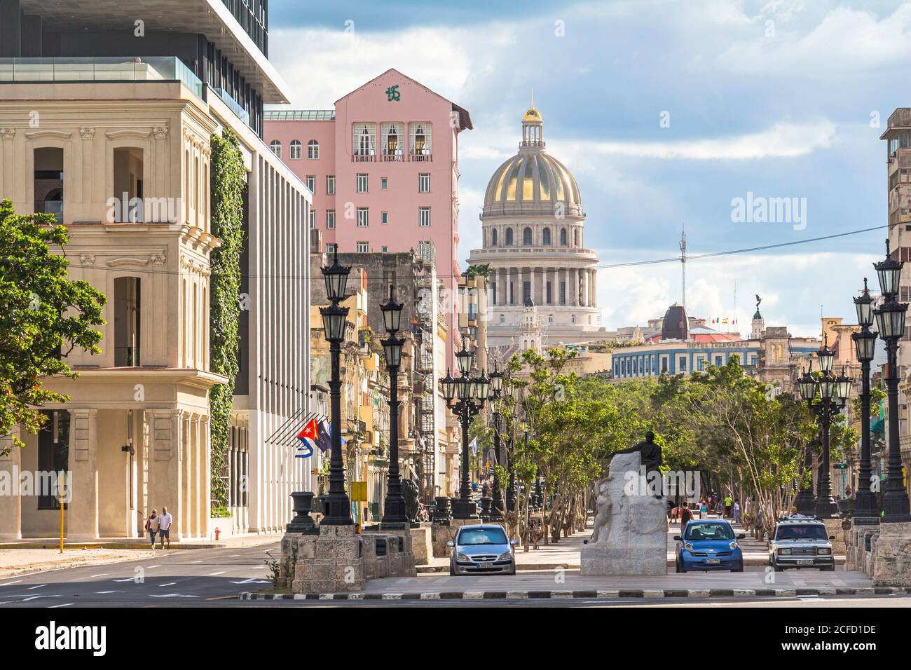 Blick durch kubanische Straßen nach Capitol, Alt-Havanna, Kuba Stockfoto