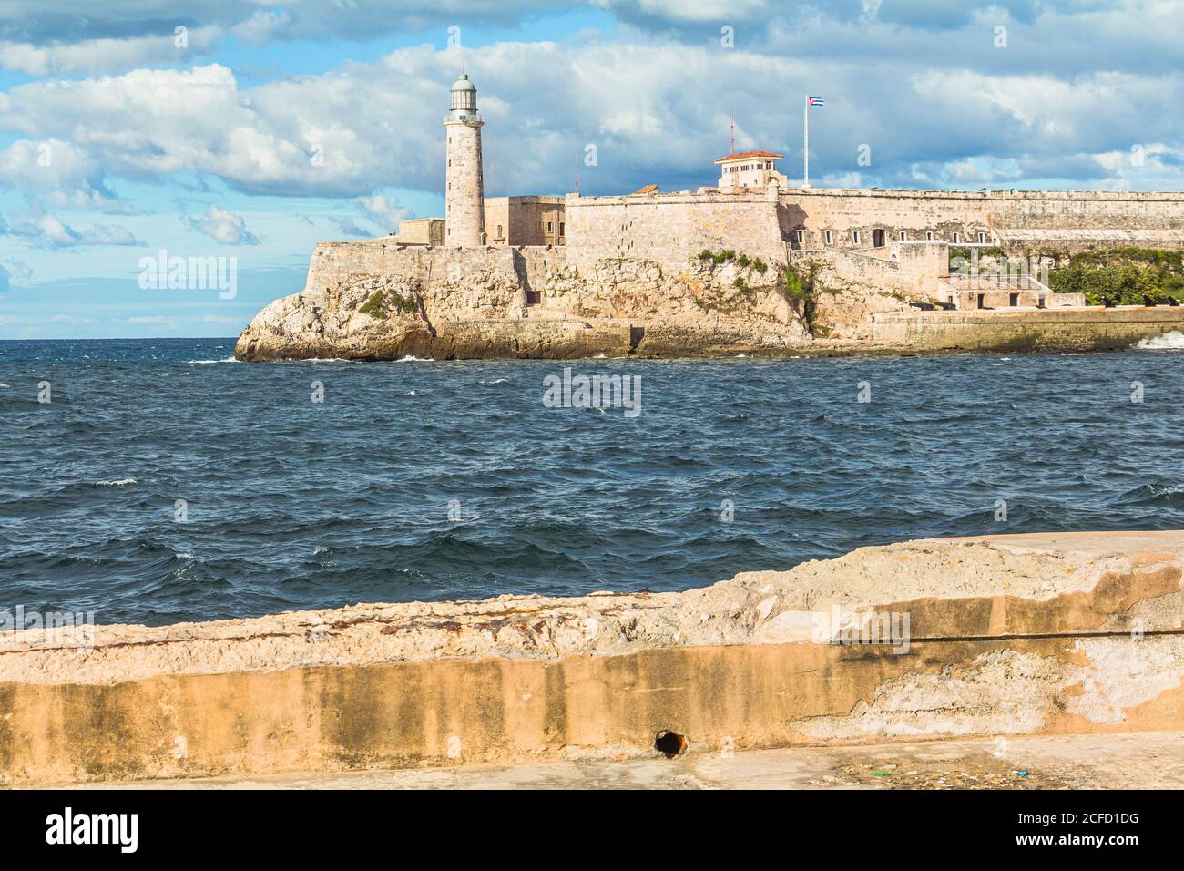 Blick von Malecon auf den Leuchtturm 'Faro del Castillo del Morro' in Havanna, Kuba Stockfoto
