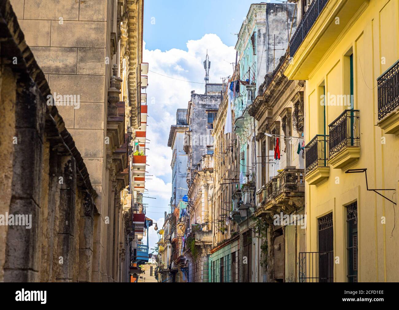 Bunte kubanische Gasse mit alten kolonialen Hausfassaden, Alt-Havanna, Kuba Stockfoto