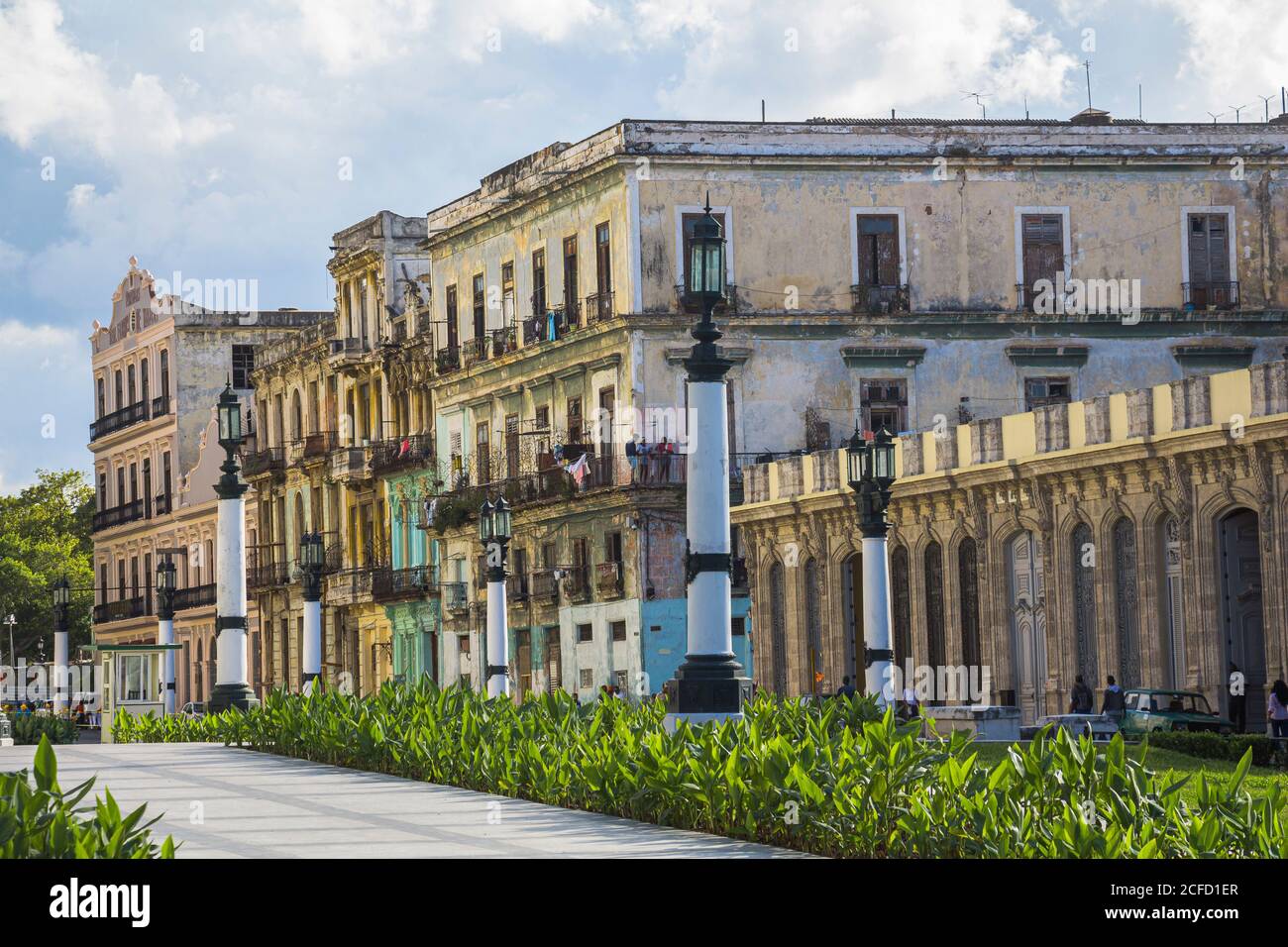 Verfallene kubanische Hausfassaden im Kolonialstil hinter dem Kapitol, Alt-Havanna, Kuba Stockfoto