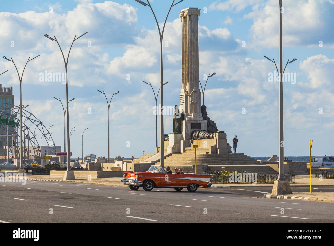 Rotes Oldtimer im 'Monumento al Maine' an der Malecon Waterfront. Das Alte Havanna, Kuba Stockfoto