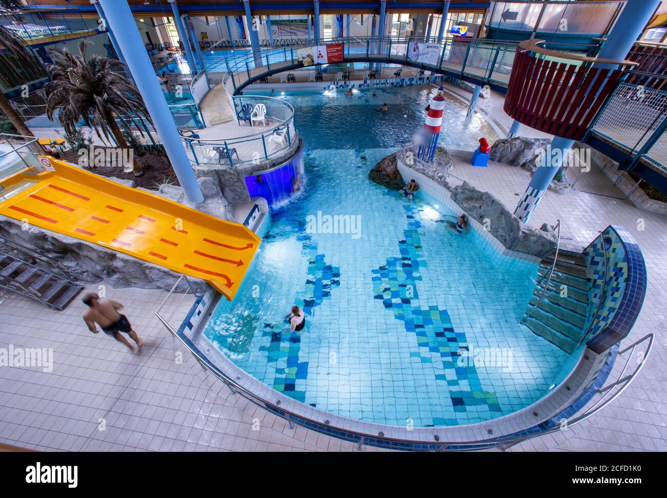 Wismar, Deutschland. September 2020. Nur wenige Badegäste schwimmen im Wonnemar Erlebnisbad im Wasser. Aufgrund der Schließung durch die Corona-Schutzmaßnahmen werden Hallenbäder im Bundesland 2020 einen deutlichen Besucherrückgang verzeichnen. Quelle: Jens Büttner/dpa-Zentralbild/dpa/Alamy Live News Stockfoto