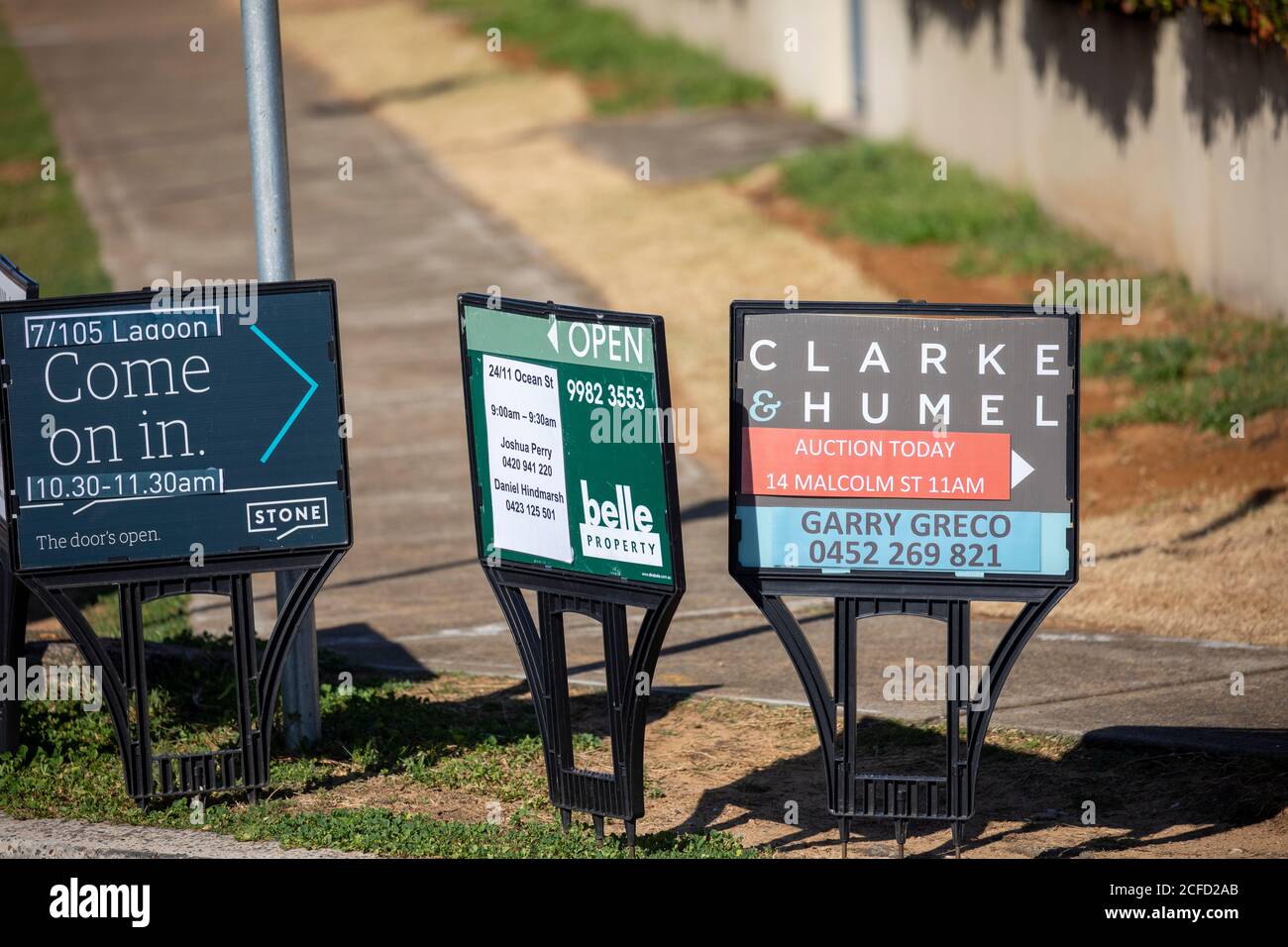 Sydney Immobilienmakler Marketing-Boards außerhalb Häuser zu verkaufen, NSW, Australien Stockfoto