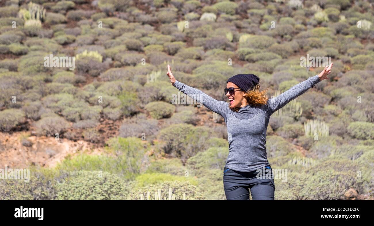 Frei von Lockdown coonavirus Notfall-Konzept - Outdoor glückliche Freizeit Aktivität für fröhliche und fröhliche Erwachsene kaukasische blonde Frau genießen Und Stockfoto