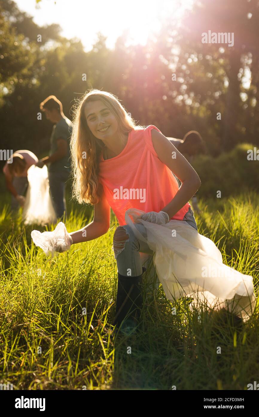 Weibliche kaukasische Erhaltung Freiwillige mit Mülltüten Stockfoto