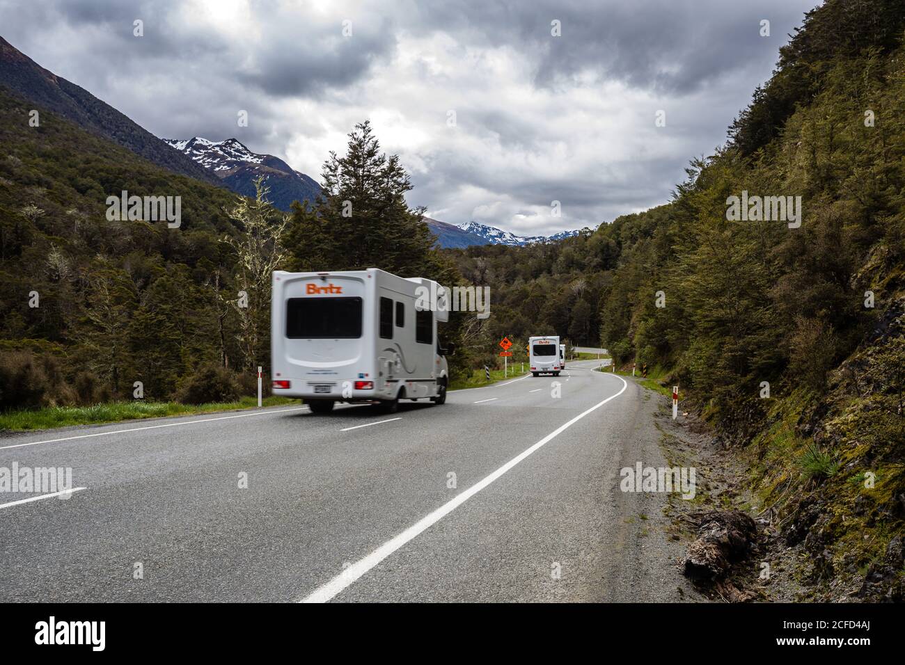 Highway 7 mit Wohnwagen und Verkehrsschild, Südinsel Neuseeland Stockfoto