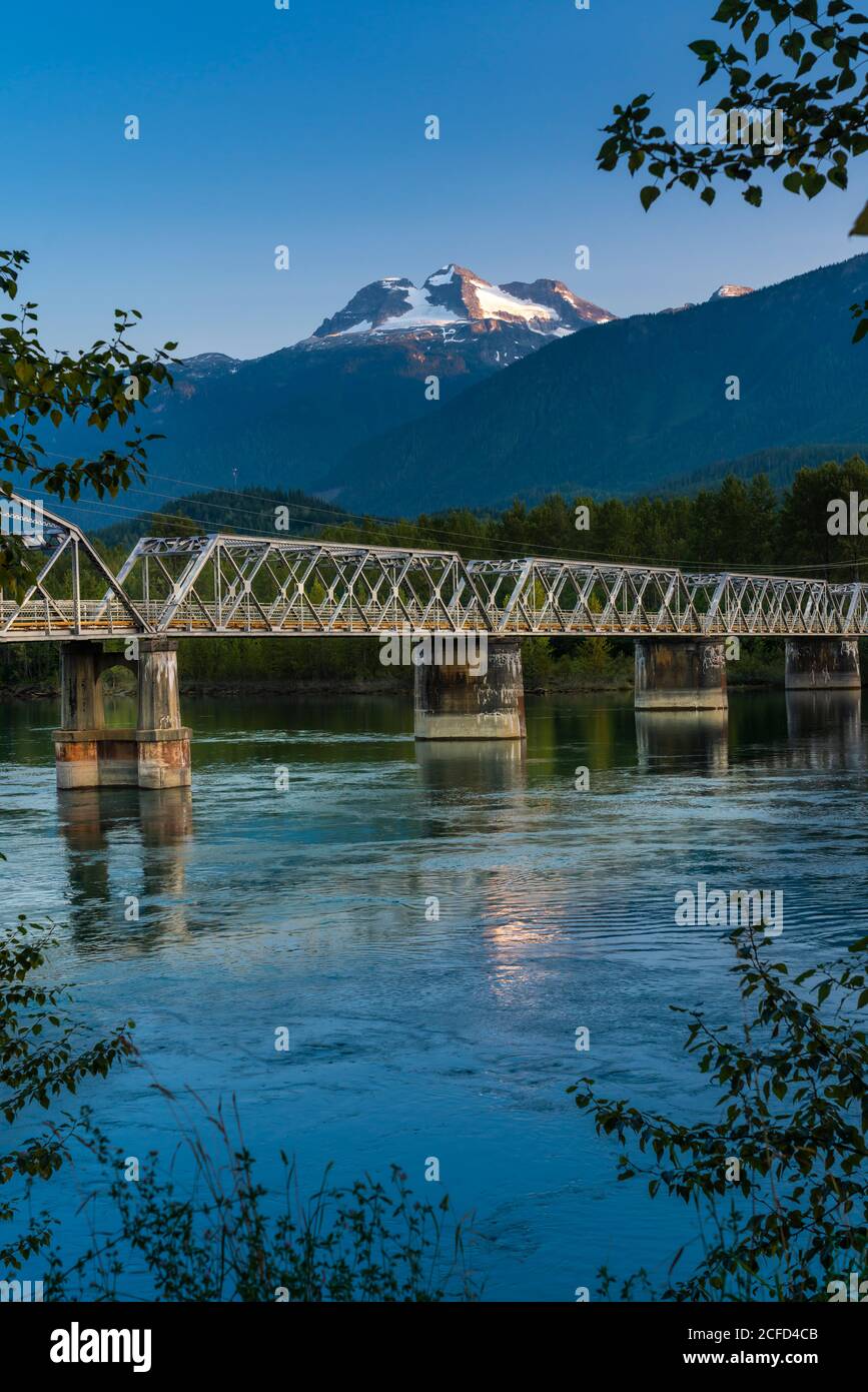 Der Columbia River und Mount Begbie in der Nähe von Revelstoke, British Columbia, Kanada. Stockfoto