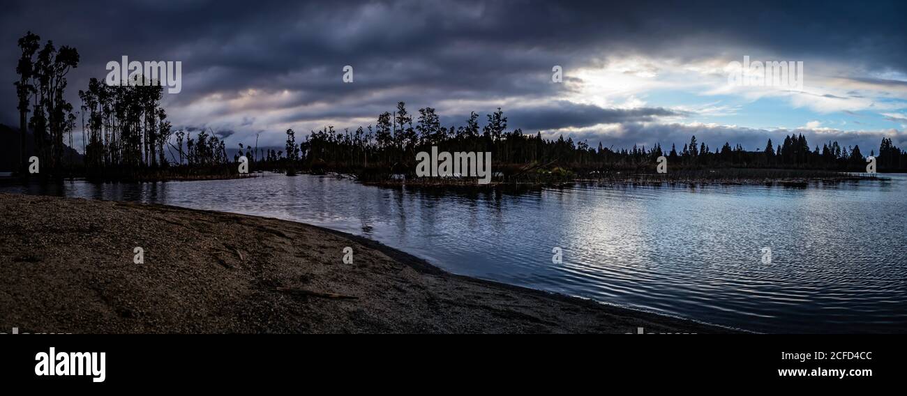 Sonnenuntergang am Ufer des Brunner Sees, Südinsel Neuseeland Stockfoto