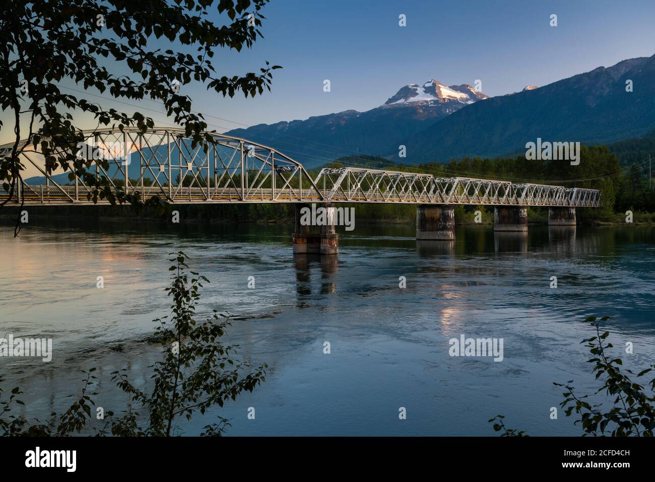 Der Columbia River und Mount Begbie in der Nähe von Revelstoke, British Columbia, Kanada. Stockfoto