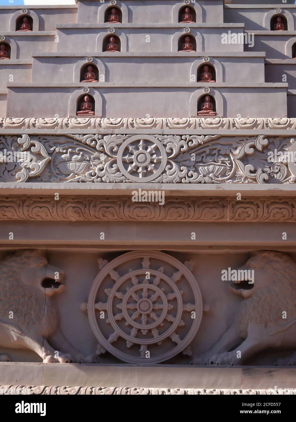 Logo des indischen Ashok Chakra mit Löwenkapitale an der Wand des buddhistischen Tempels mit selektivem Fokus. Schöne Architektur von Elefanten und Löwen auf Th Stockfoto