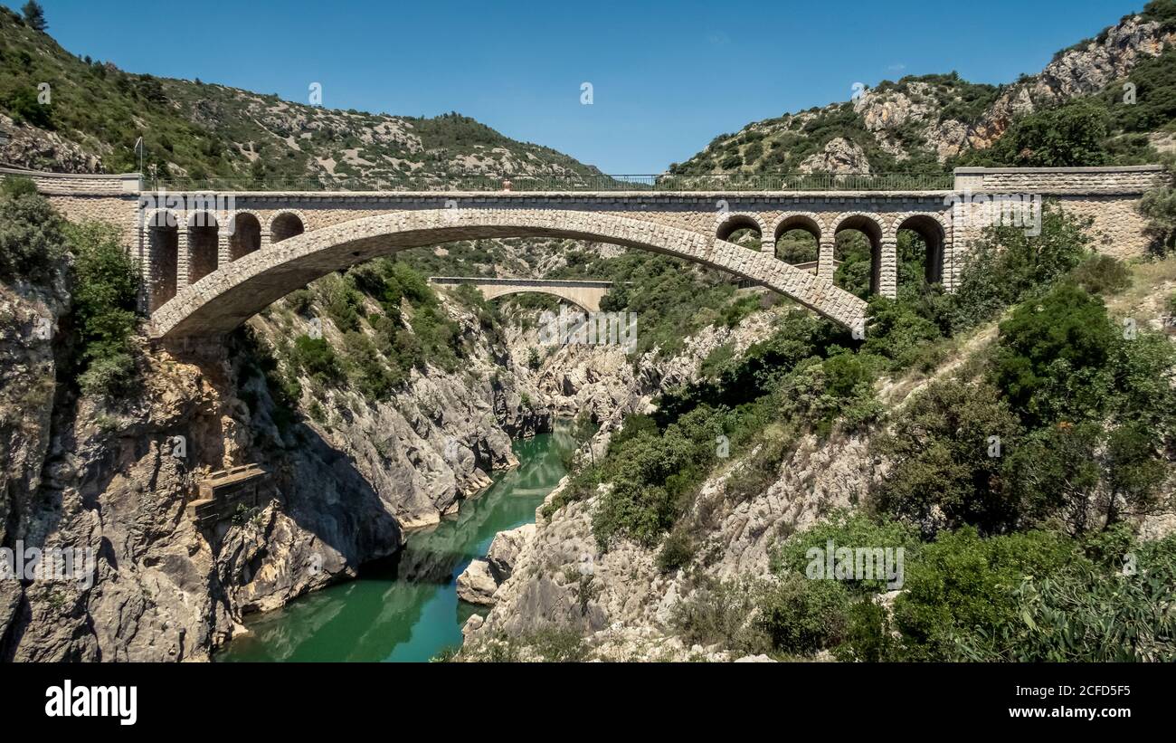 Auf der Pont du Diable über den Hérault Fluss. Die zweibögige Steinbrücke wurde im 11. Jahrhundert erbaut und war Teil des Pilgerwegs dorthin Stockfoto