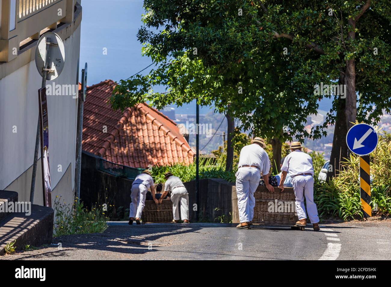 Korbschlitten-Fahrer mit Korbschlitten, Monte, bei Funchal, Madeira, Portugal Stockfoto