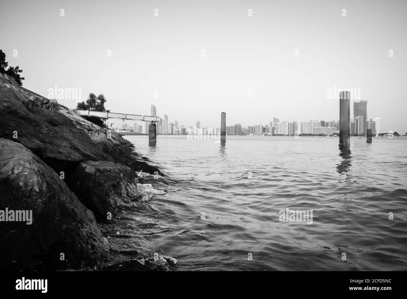 Abu Dhabi, 5. September 2020: Hauptstadt der Vereinigten Arabischen Emirate. Sonniger Strand und Stadtlandschaft Hintergrund. Stockfoto