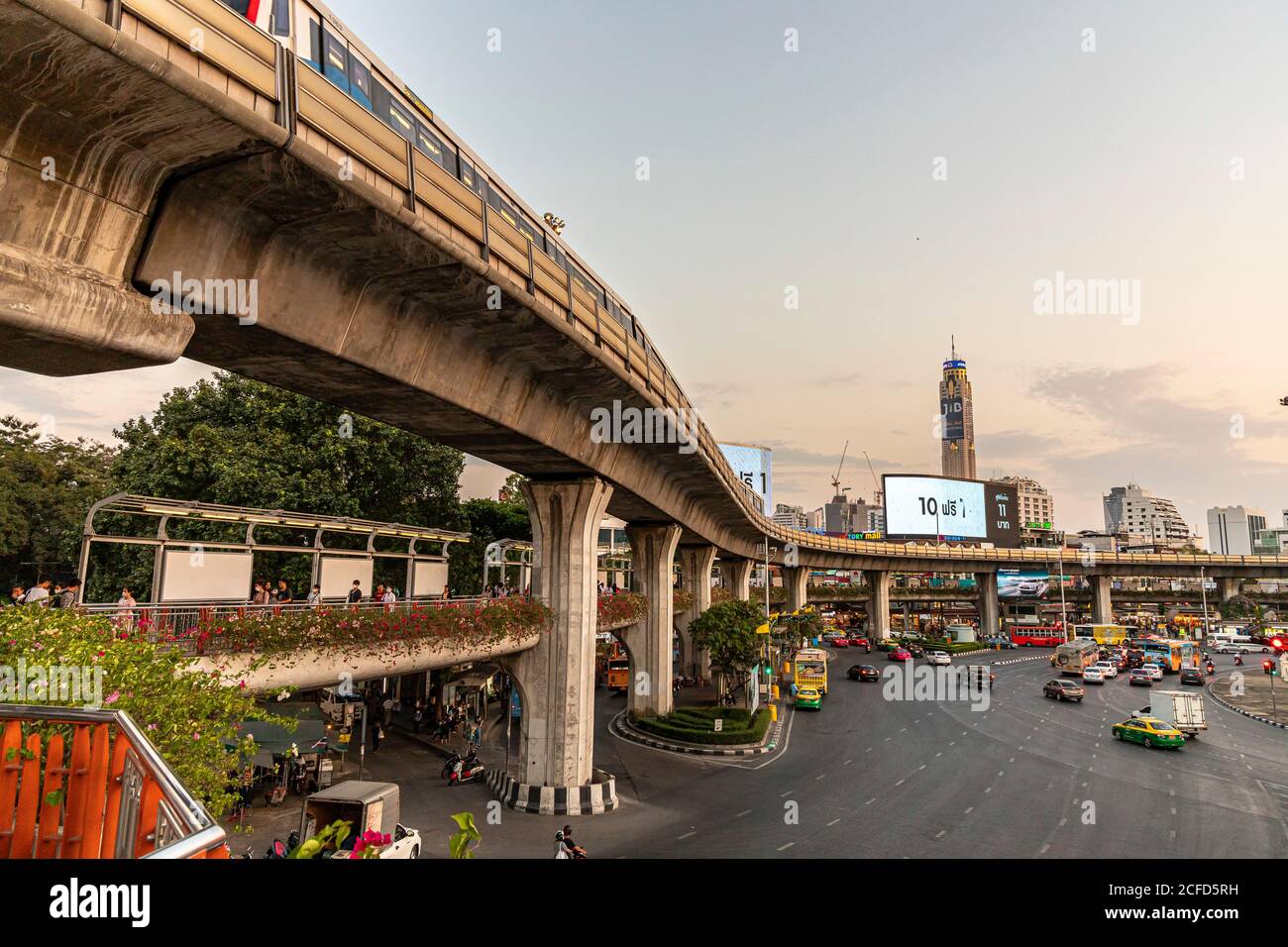 Rush Hour Verkehr am 'Victory Monument' am Abend mit Blick von BTS / Skytrain Plattform, Bangkok, Thailand Stockfoto