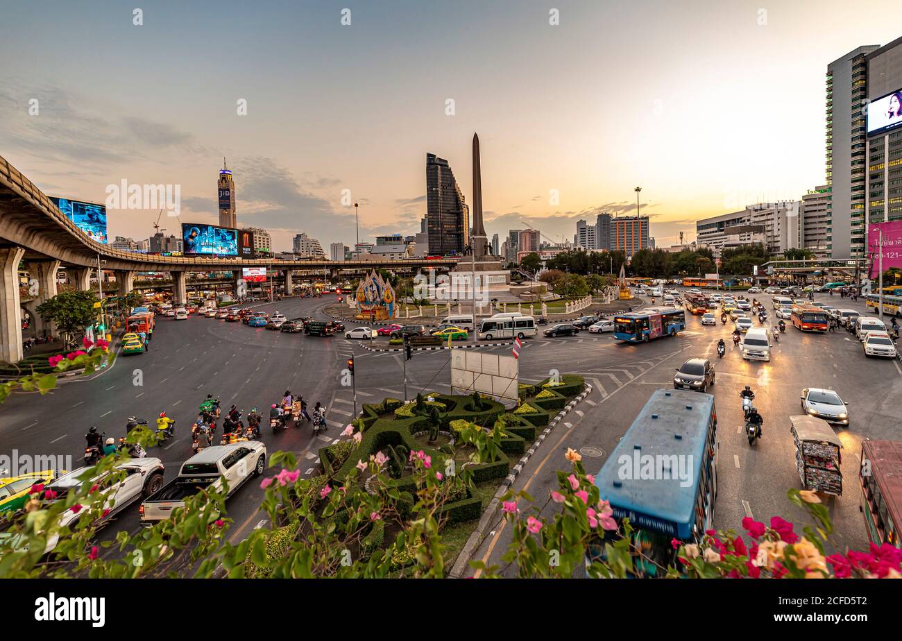 Rush Hour Verkehr am 'Victory Monument' am Abend mit Blick von BTS / Skytrain Plattform, Bangkok, Thailand Stockfoto