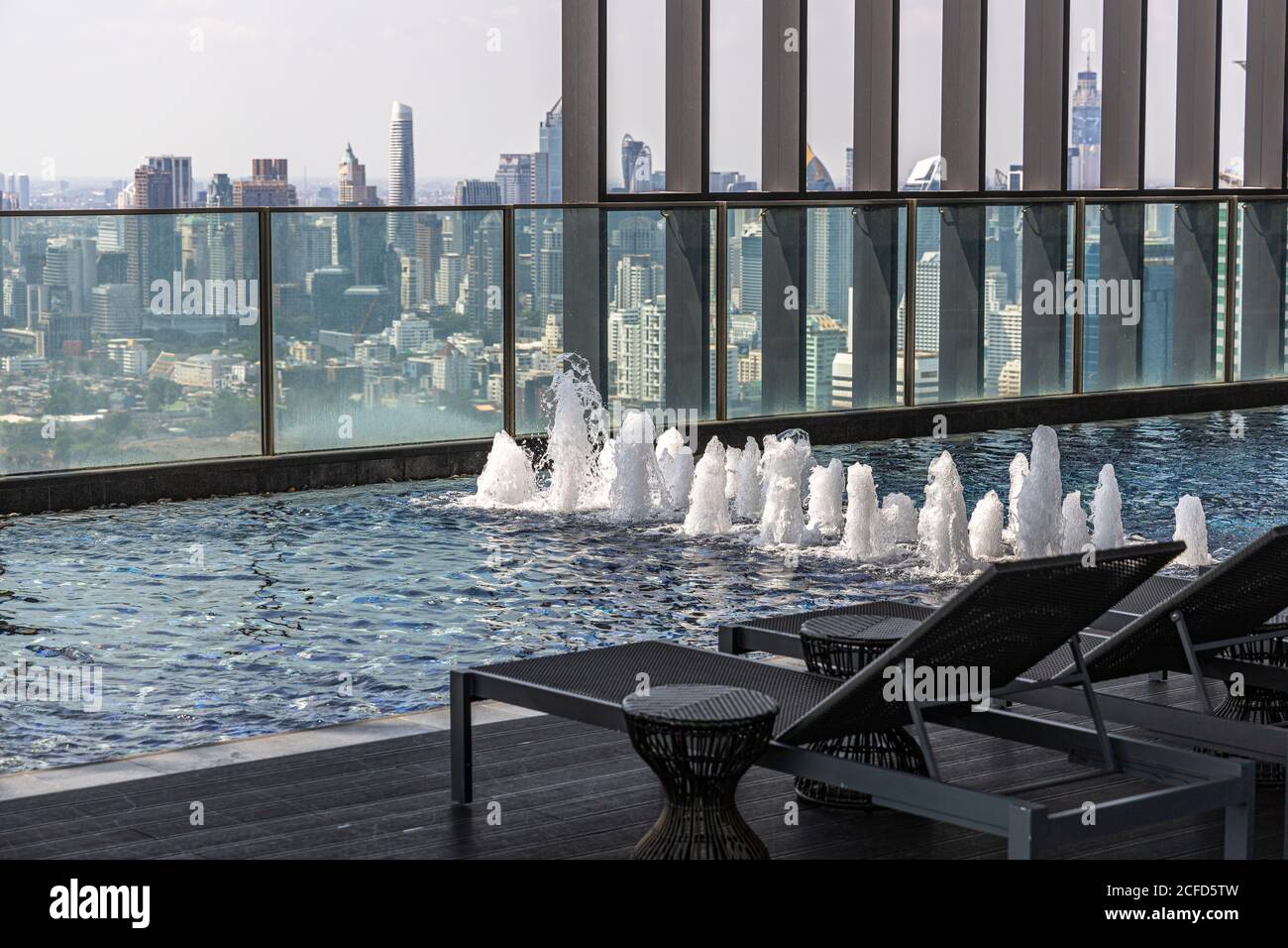 Poolbereich im 50. Stock des Luxus-Wohnungs-Wolkenkratzers in Lower Sukhumvit, Bangkok, Thailand Stockfoto