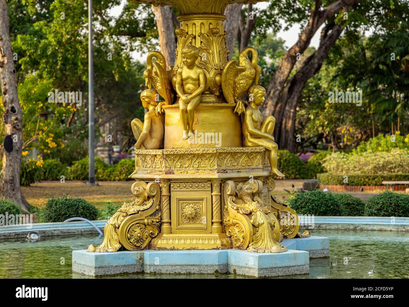 Goldene Statue im Saranrom Palace Park in Old Bangkok, Thailand Stockfoto