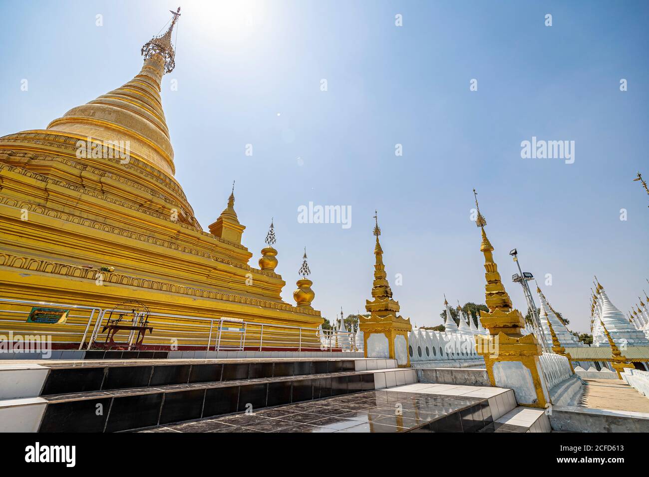 Treppen zur berühmten goldenen Kuthodaw Pagode in Mandalay, Myanmar Stockfoto