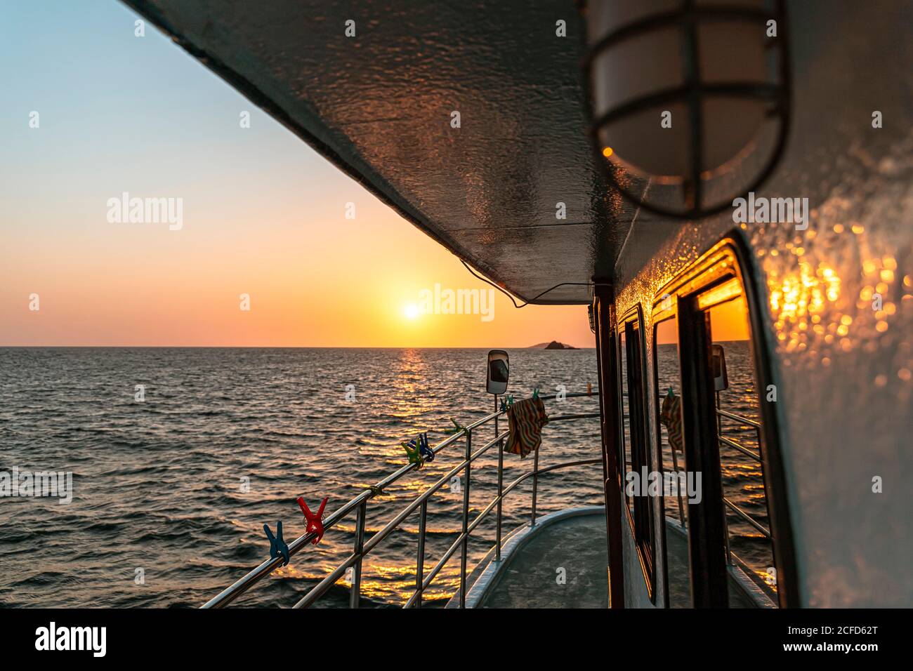 Tauchboot bei Sonnenuntergang auf den Gewässern rund um Phuket. Thailand Stockfoto