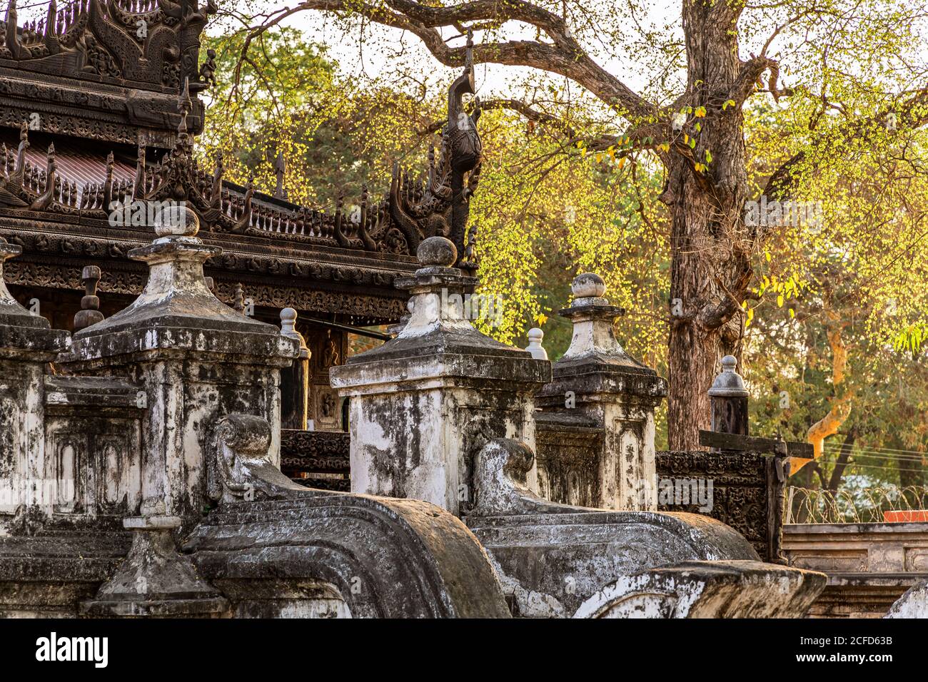 Shwenandaw Kloster (Gold Palace Kloster) aus Teak. Mandalay, Myanmar Stockfoto