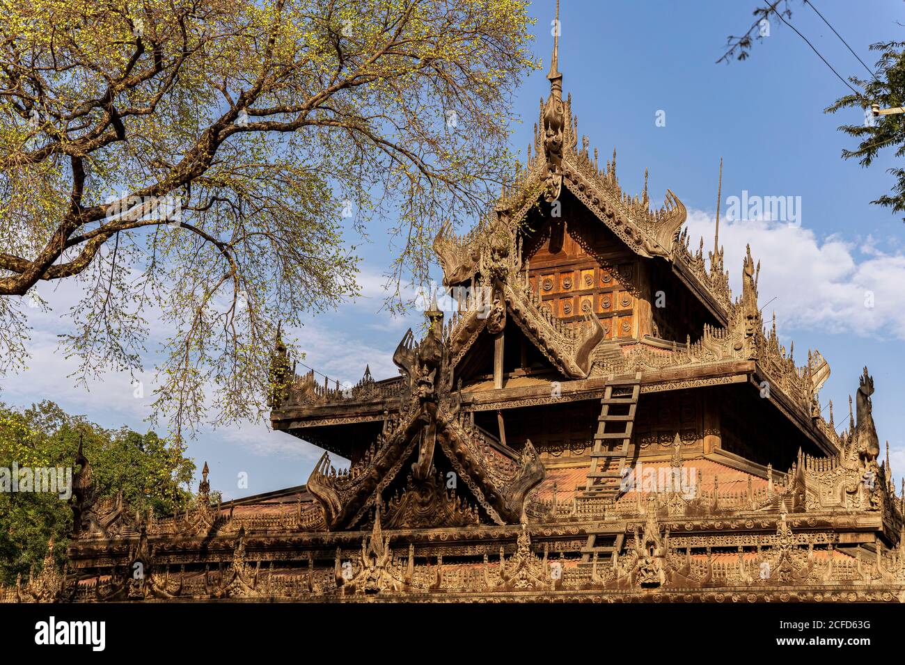 Shwenandaw Kloster (Gold Palace Kloster) aus Teak. Mandalay, Myanmar Stockfoto