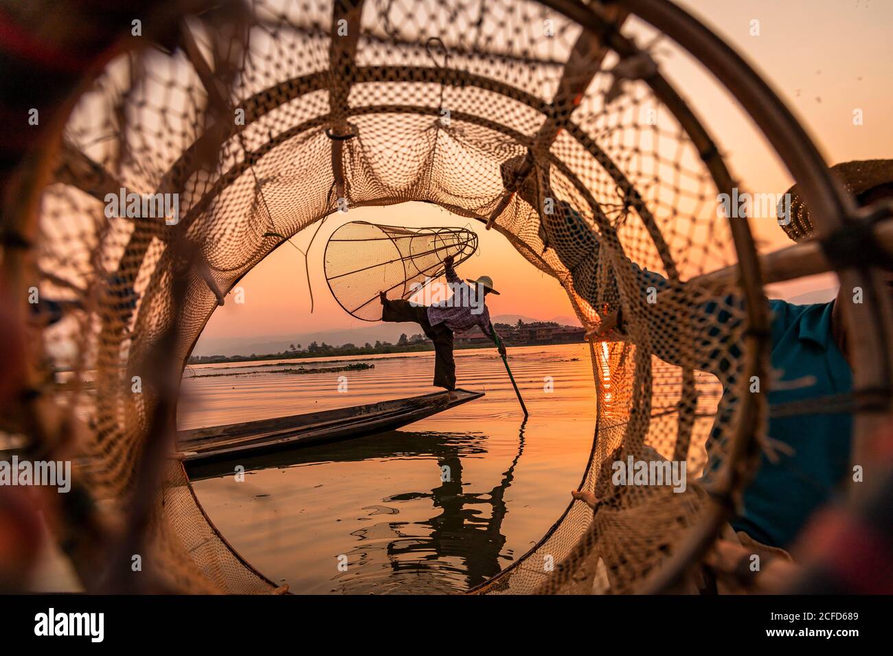 Ein-Bein-Ruderer auf Inle Lake bei Sonnenuntergang auf Bootsfahrt, Nyaung Shwe, Myanmar Stockfoto