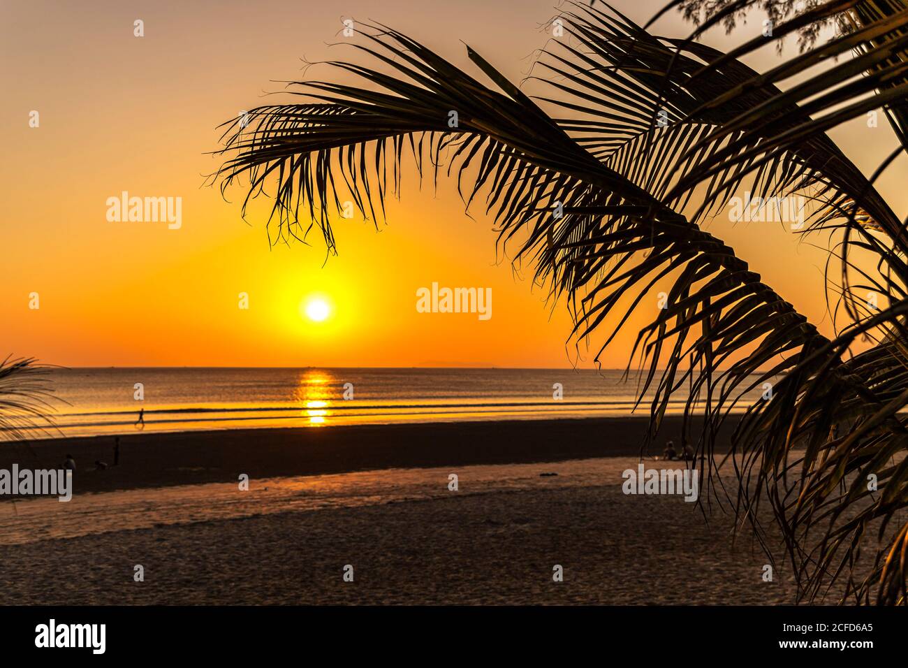 Sonnenuntergang am Long Beach (Ao Yai) - südlicher Abschnitt, Koh Phayam. Thailand Stockfoto