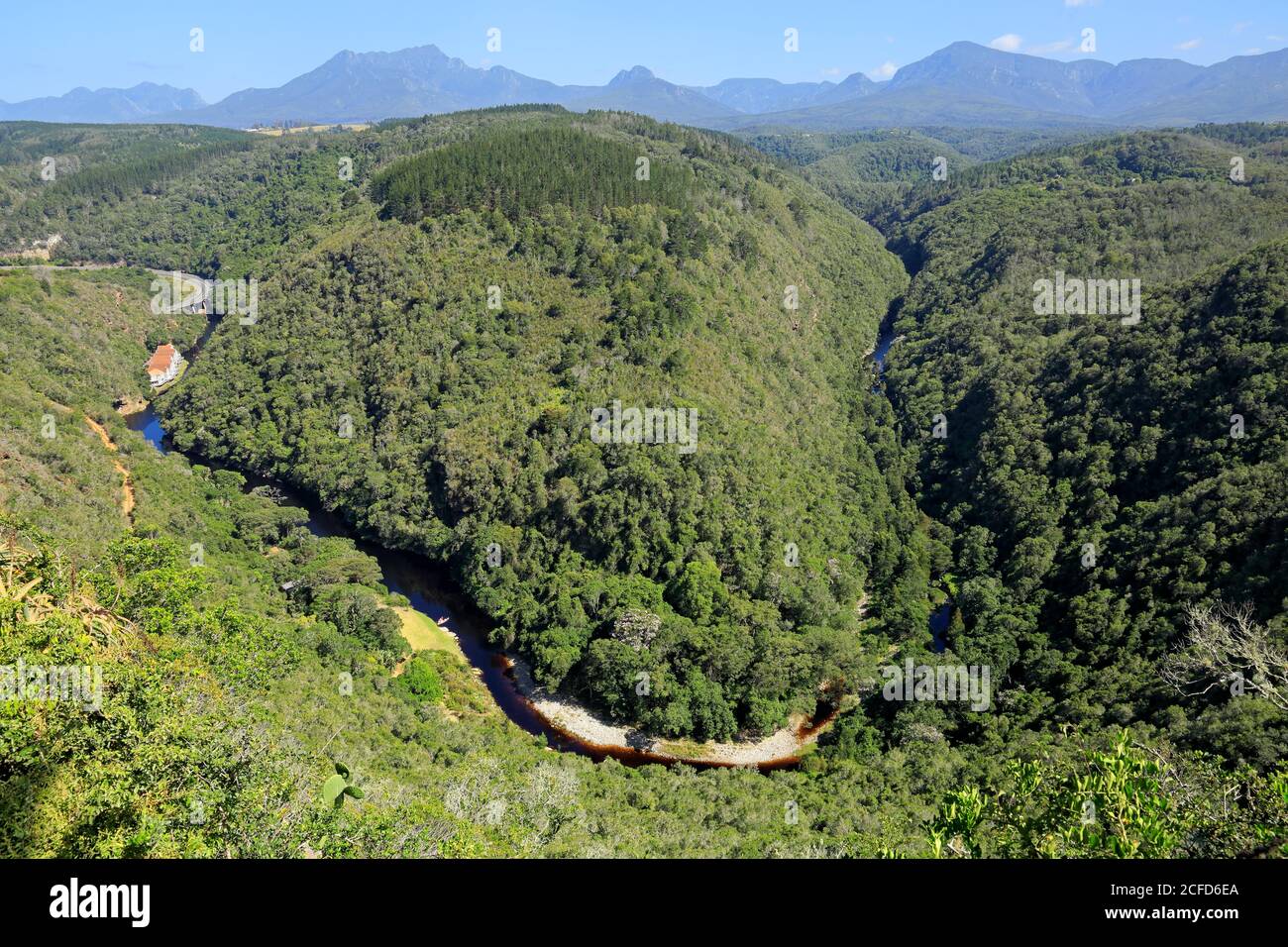Malerische Landschaft mit einem Fluss, Wäldern und Bergen auf der Garden Route von Südafrika Stockfoto