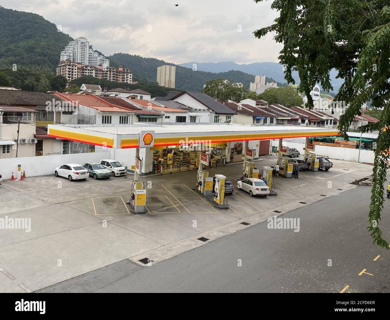 Penang, Malaysia - 4. September 2020 : Außenansicht einer Shell-Tankstelle (Tankstelle) in Greenlane Stockfoto
