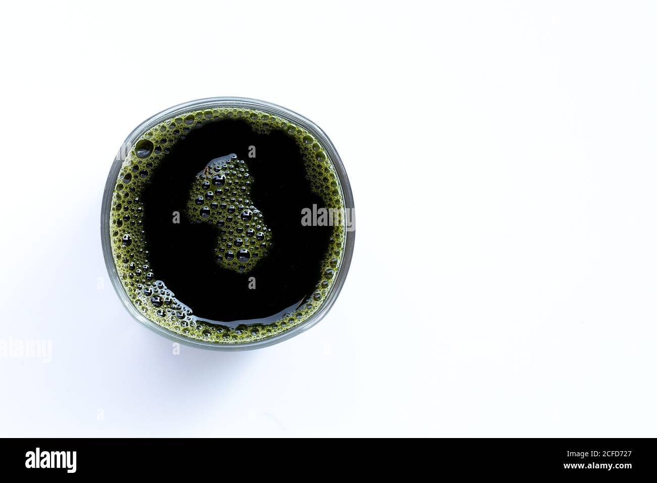 Glas gotu Kola Blätter Saft für die Gesundheit auf weißem Hintergrund. Speicherplatz kopieren Stockfoto