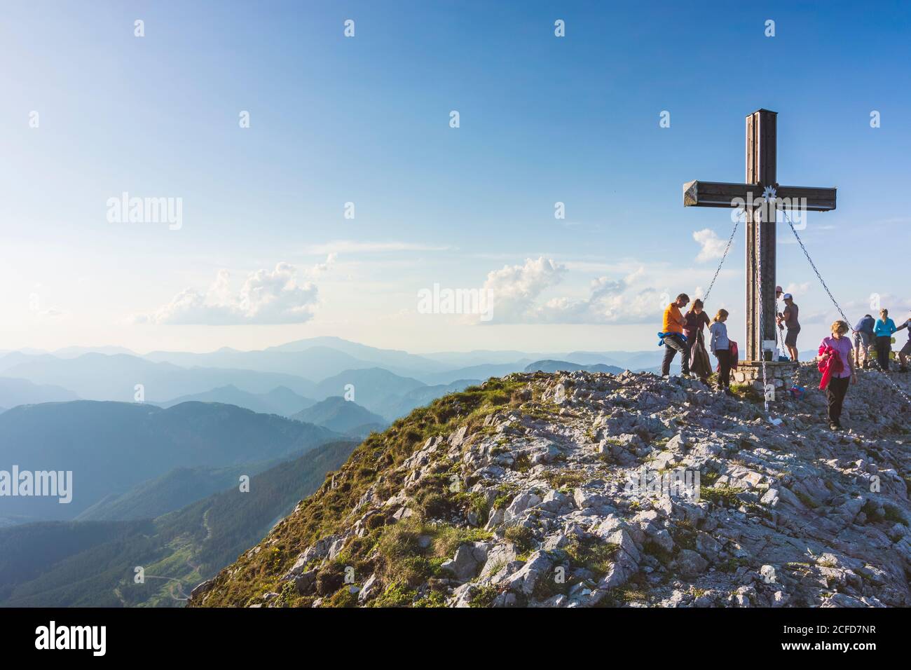 Sankt Barbara im Mürztal, Berg hohe Veitsch (Veitschalpe), Gipfelkreuz, Wanderer, Bergsteiger, Blick auf den Berg Ötscher in Hochsteiermark, Stockfoto