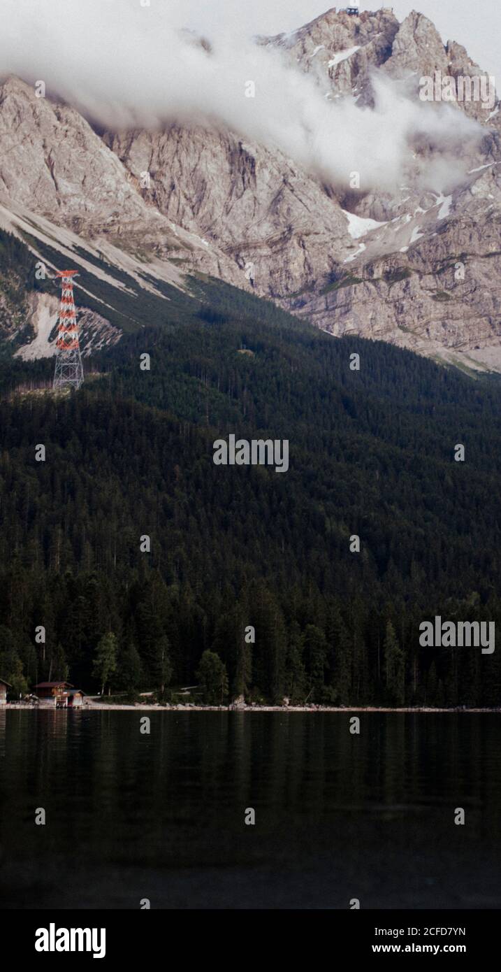 Sonnenuntergang am Eibsee in Bayern mit Wettersteinmassiv Stockfoto