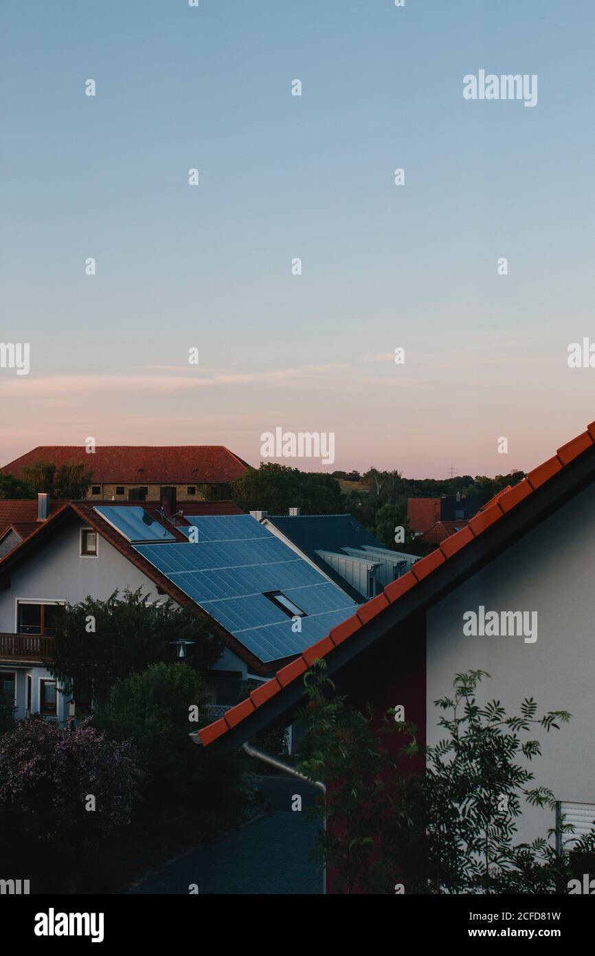 Solaranlagen über den Dächern von Rottendorf in Unterfranken Stockfoto