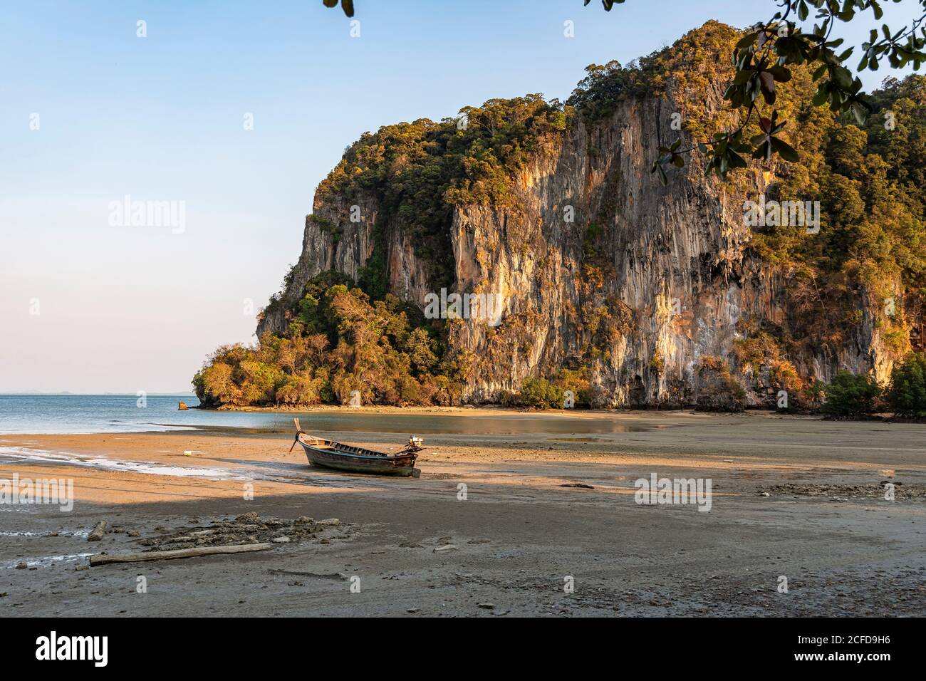 Railay Beach East bei Ebbe, Railay Peninsula, Krabi Region, Thailand Stockfoto