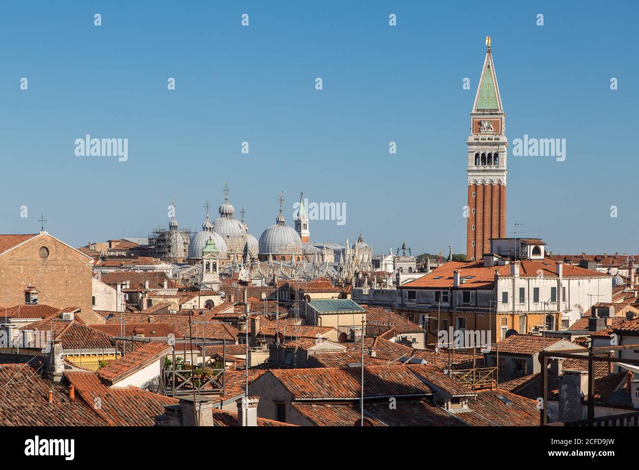 Blick über die Dächer von Venedig, mit dem Markusplatz und dem Campanile di San Marco, Venedig, Italien Stockfoto