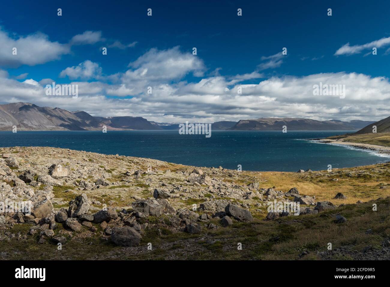Berge und Fjord, Arnarfjoerdur oder Arnarfjoerour, Westfjorde, Nordwestisland, Island Stockfoto
