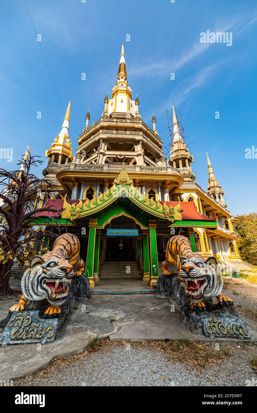 Tigerfiguren am Eingang zum Tiger Cave Temple (Wat Tham Sua, Krabi Town, Krabi Region, Thailand Stockfoto