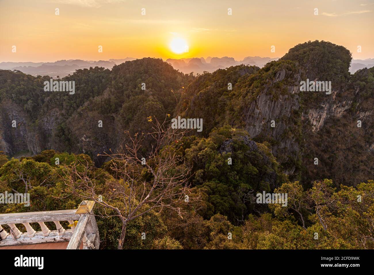Sonnenuntergang über Karstfelsen, Tiger Cave Mountain, Tiger Cave Temple, Krabi Town, Thailand Stockfoto