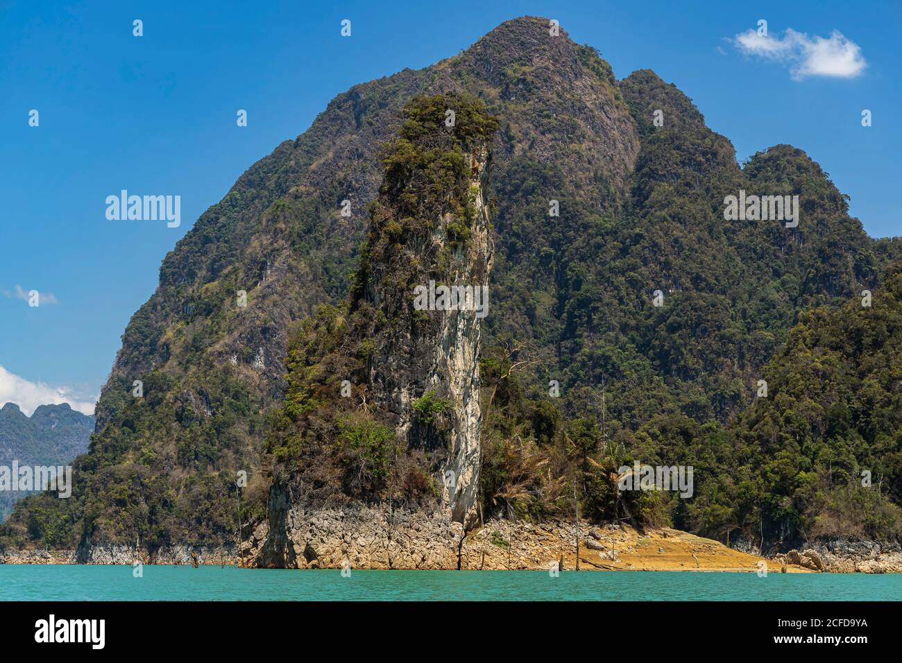 Fahren Sie über den Ratchaprapha See mit hohen Karstfelsen im Khao Sok Nationalpark, Khao Sok. Thailand Stockfoto