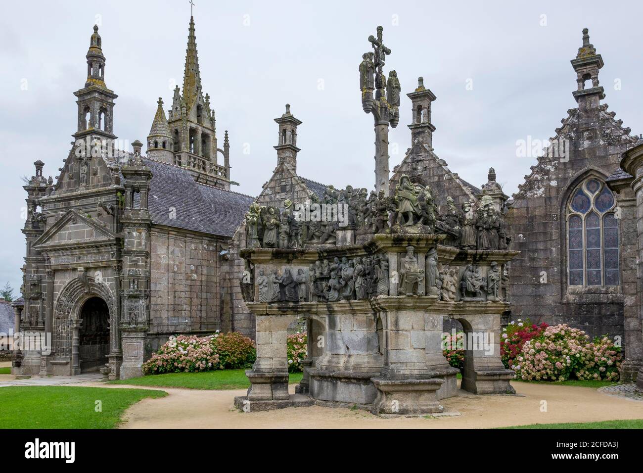 Religiöse Persönlichkeiten, Calvaire von Guimiliau, und Kirche St-Miliau, Lampaul-Guimiliau, Bretagne, Frankreich Stockfoto