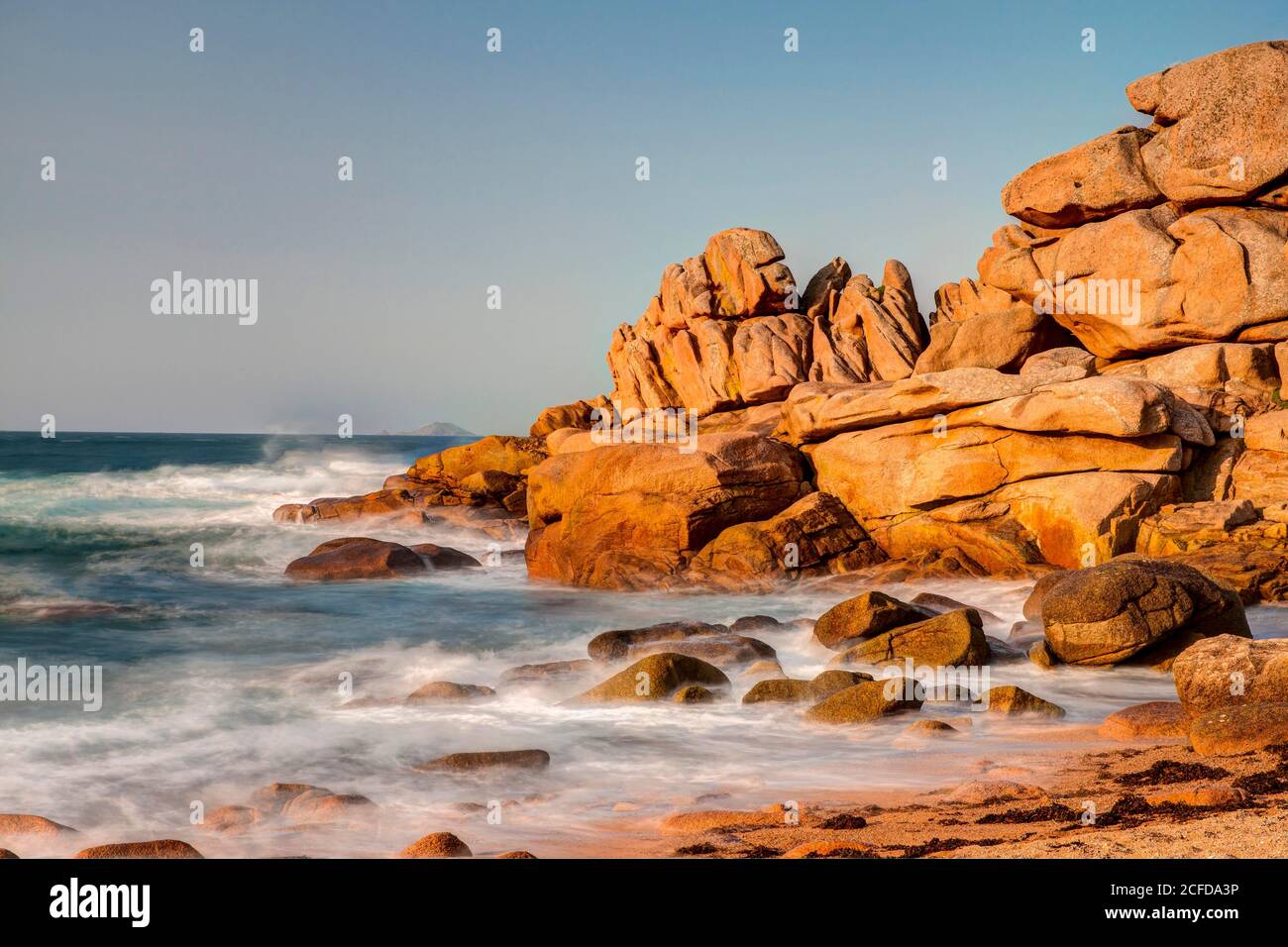 Rote Granitfelsen und raues Meer, Phare de Ploumanac'h, Saint Guirec, Bretagne, Frankreich Stockfoto
