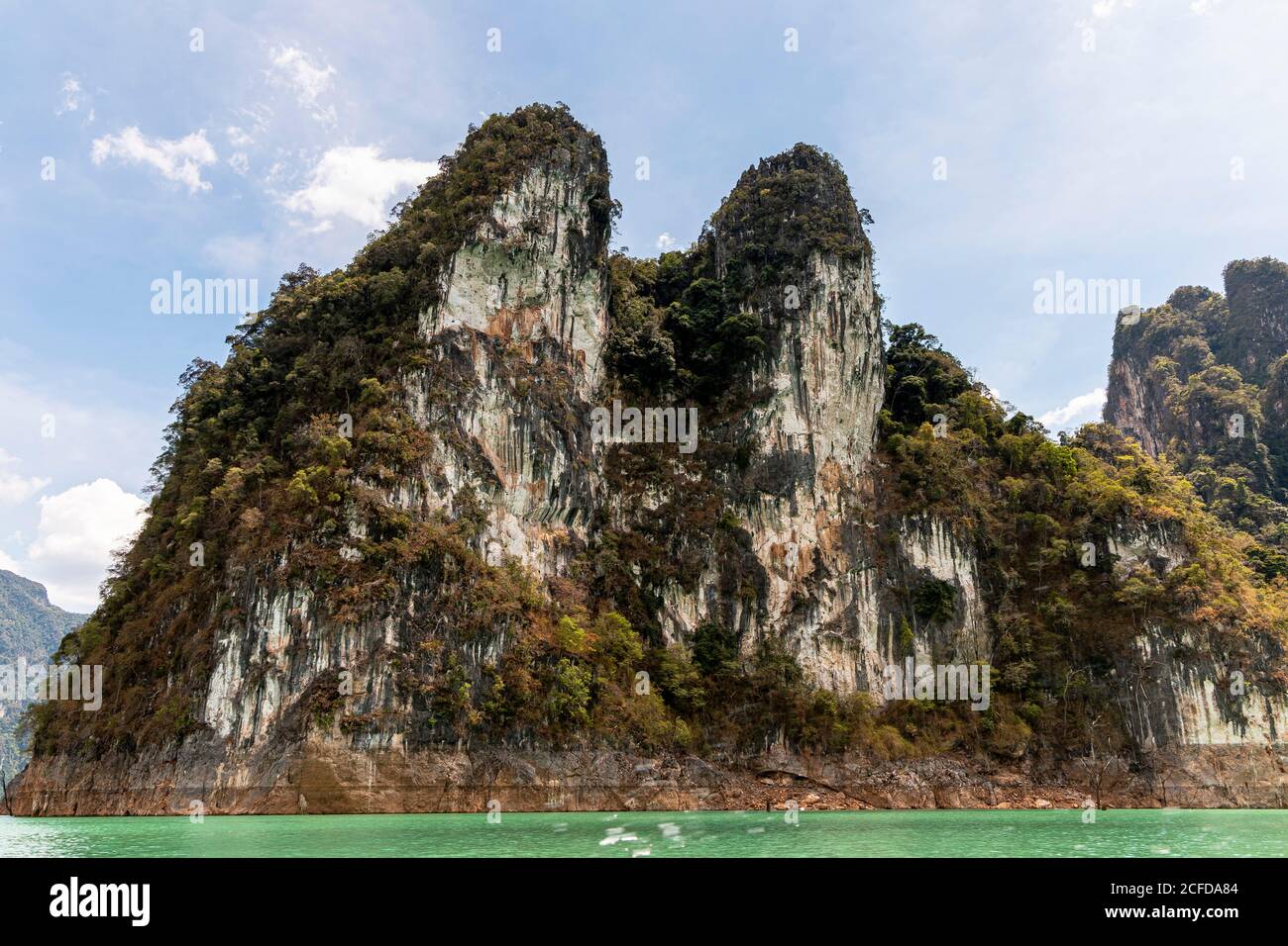 Fahren Sie auf dem Ratchaprapha See mit hohen Karstfelsen im Khao Sok Nationalpark, Khao Sok. Thailand Stockfoto