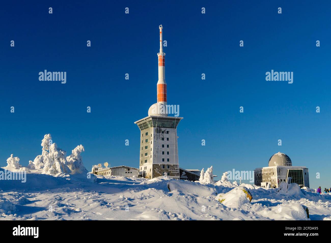 Sender Mast und Brocken Herberge auf dem Winter schneebedeckten Brocken, Winter, Schnee, Harz, Berg, Schierke, Sachsen-Anhalt, Deutschland Stockfoto