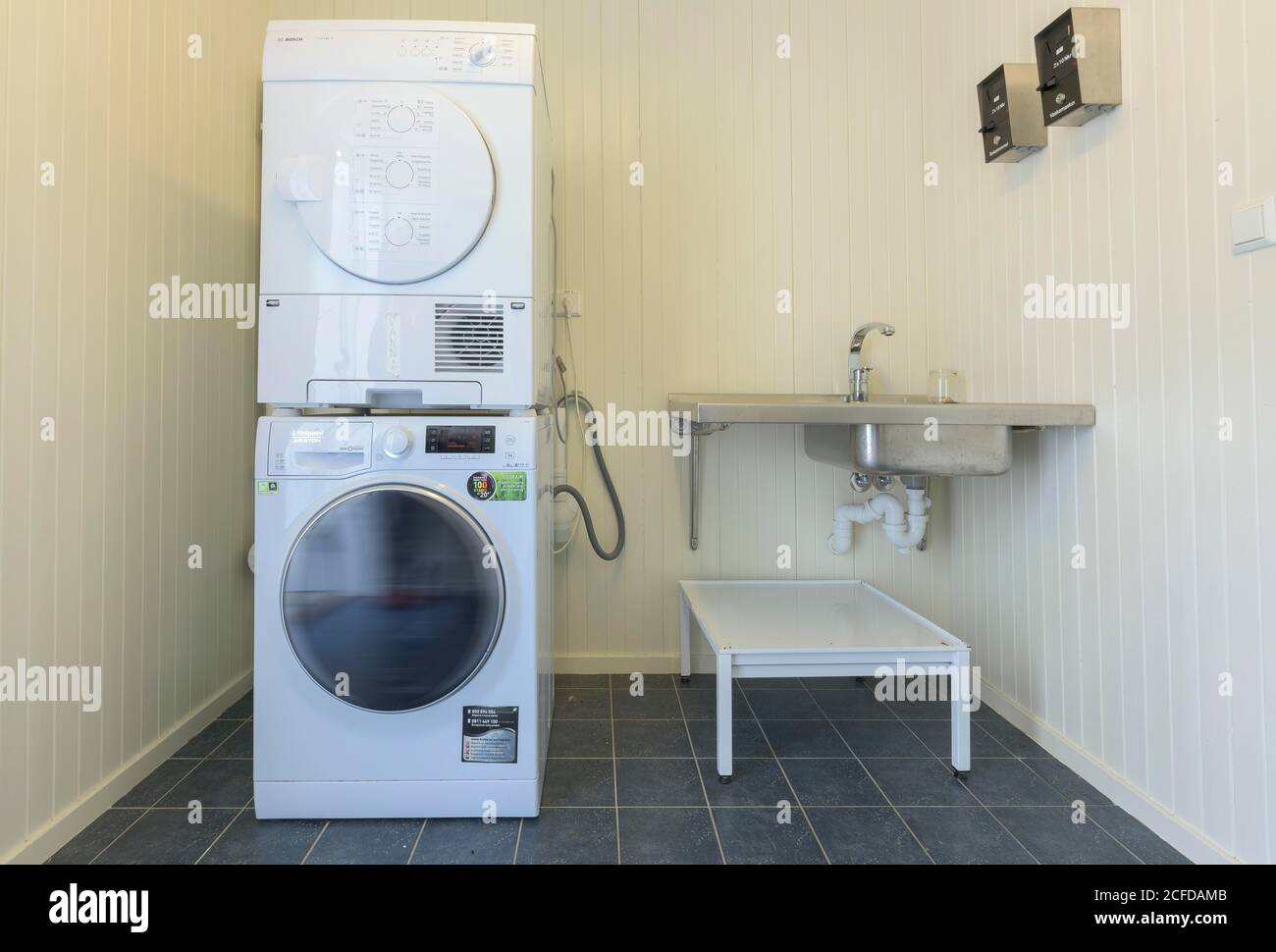 Waschraum mit großer Waschmaschine und Trockner, Kabelvag, Nordland, Norwegen Stockfoto