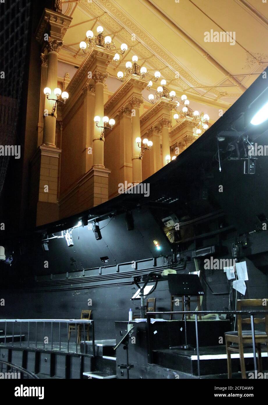 Dirigentenpult im versteckten Orchestergraben mit Blick aus dem Saal des Richard Wagner Festspieltheaters, Bayreuth, Franken, Oberfranken Stockfoto